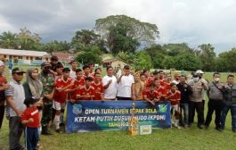 Wakil Bupati Hairan SH Menghadiri Penutupan Turnamen Sepak Bola Kaki 61 Club Di Desa Dusun Mudo Kec.muara Papalik Tanjabbar