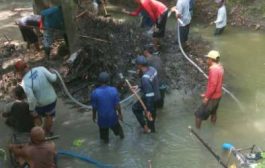 Antisipasi Banjir, Bhabinkamtibmas Polres Blora Bersama Warga Kerja Bakti Bersihkan Lingkungan