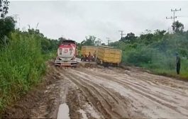 Jalan Trans Kalimantan Menuju Pelabuhan Bahaur Rusak dan Berlumpur