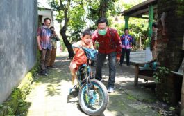 Bahagia Bocah Penderita Kelainan Usus Terima Sepeda Baru Dari Bupati Muhdlor
