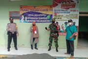 Terapkan Prokes, Bhabinkamtibmas dan Babinsa Desa Nglutung Tulungagung Jemput PMI dari Wisma Karantina
