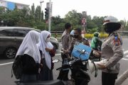 Peduli Keselamatan Pengendara, Satlantas Polresta Sidoarjo Beri Edukasi di Jalan Raya