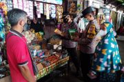 Kapolsek Pakel Pantau Langsung Ketersediaan Minyak Goreng di Pasar Ngrance Tulungagung
