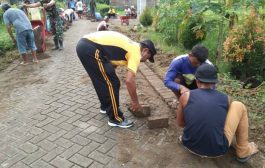 Dukung Kampung Pancasila, Polsek Pakel Bersama Tiga Pilar Kerja Bakti di Desa Gesikan