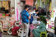 Cegah Penyebaran Covid 19, Polsek Ngunut Gelar Pamor Keris di Pasar Rakyat