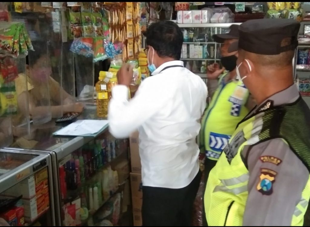 Anggota Polsek Purwoasri melakukan pemantauan terhadap minyak goreng di minimarket dan pedagang sembako di wilayah Kecamatan Purwoasri Kabupaten Kediri, Kamis (28/4/2022)